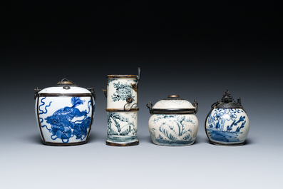 Vier Chinese blauw-witte 'Bleu de Hue' waterpijpen voor de Vietnamese markt, diverse merken, 19/20e eeuw