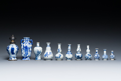 Onze vases miniatures en porcelaine de Chine en bleu et blanc, Kangxi