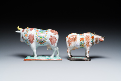 Twee polychrome Delftse petit feu koeien, 18e eeuw