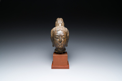 Een Chinees bruin-grijs kalkstenen hoofd van Bodhisattva, wellicht Tang