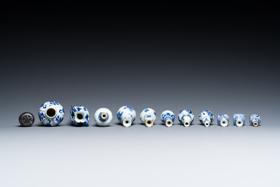 Onze vases miniatures en porcelaine de Chine en bleu et blanc, Kangxi