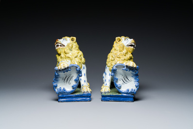 Een paar polychrome Franse aardewerken leeuwen met gemonogrammeerd schild, wellicht Rouen,18/19e eeuw