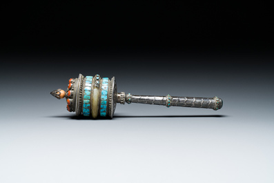 Moulin &agrave; pri&egrave;res en argent avec incrustations de turquoise et de corail, Tibet, 19&egrave;me