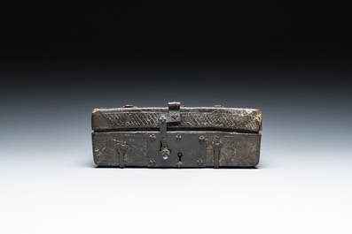 Coffret de missale ou de messager en cuir cisel&eacute; aux montures en fer forg&eacute;, France, 14/15&egrave;me