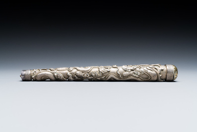Une prise de parasol et quatre &eacute;l&eacute;ments d'encadrement en argent &agrave; d&eacute;cor de dragons, Chine, 19&egrave;me