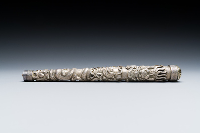 Une prise de parasol et quatre &eacute;l&eacute;ments d'encadrement en argent &agrave; d&eacute;cor de dragons, Chine, 19&egrave;me