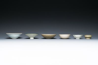 Een diverse collectie Chinees porselein en aardewerk, Song en later