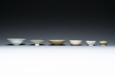 Een diverse collectie Chinees porselein en aardewerk, Song en later