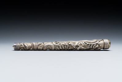 Une prise de parasol et quatre &eacute;l&eacute;ments d'encadrement en argent &agrave; d&eacute;cor de dragons, Chine, 19&egrave;me