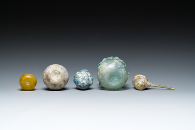 Cinq pi&egrave;ces en verrerie d'&eacute;poque romaine, 1/3&egrave;me
