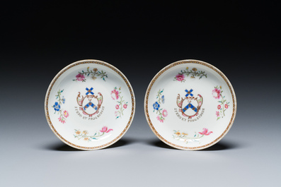 Een paar Chinese famille rose koppen en schotels voor de Engelse markt met het wapen van Pringle of Whytbank, Qianlong