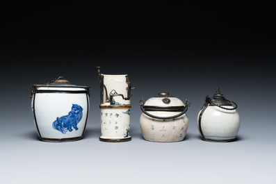 Vier Chinese blauw-witte 'Bleu de Hue' waterpijpen voor de Vietnamese markt, diverse merken, 19/20e eeuw