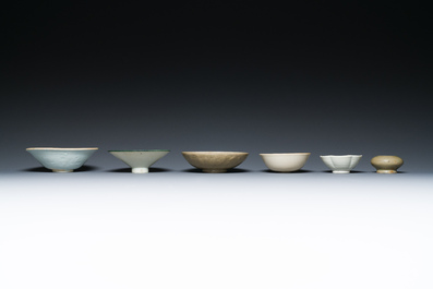 Een diverse collectie Chinees porselein en aardewerk, Song en later