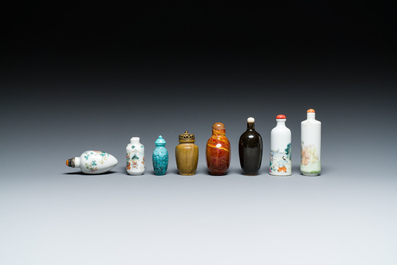 Vier Chinese famille rose snuifflessen en vier diverse snuifflessen, 19/20e eeuw