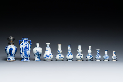 Onze vases miniatures en porcelaine de Chine en bleu et blanc, Kangxi