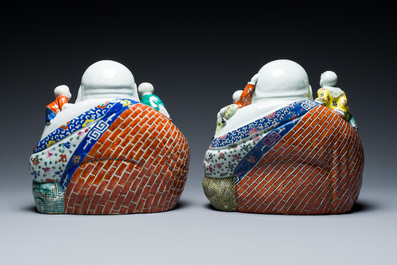 Deux Bouddhas en porcelaine de Chine famille rose, marque de Zhu Mao Ji Zao 朱茂記造, R&eacute;publique