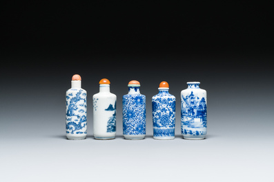 Cinq tabati&egrave;res en porcelaine de Chine en bleu et blanc, 19/20&egrave;me
