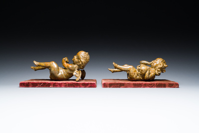 Een paar Vlaamse houten allegorische sculpturen van cherubijnen met een Vanitas schedel (De dood) en een schelpvormige kom (Het leven), 17e eeuw