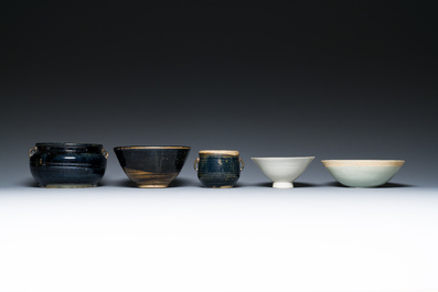 Een diverse collectie Chinees porselein en aardewerk, Song en later