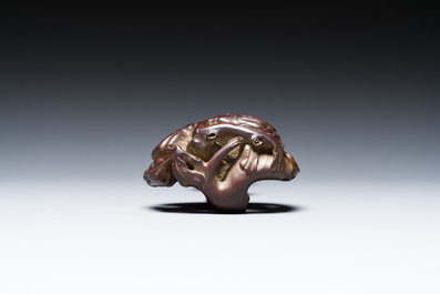 Un sceptre ruyi en buis sculpt&eacute; et une bo&icirc;te couverte en laque rouge de forme carr&eacute;e, marque de Wanli, 19/20&egrave;me