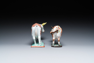 Twee polychrome Delftse petit feu koeien, 18e eeuw