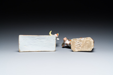 Twee polychrome Delftse petit feu koeien, 18e eeuw