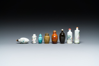 Vier Chinese famille rose snuifflessen en vier diverse snuifflessen, 19/20e eeuw