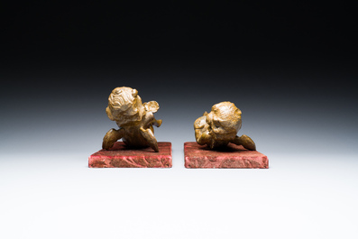 Een paar Vlaamse houten allegorische sculpturen van cherubijnen met een Vanitas schedel (De dood) en een schelpvormige kom (Het leven), 17e eeuw