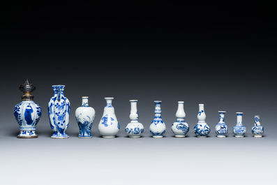 Onze vases miniatures en porcelaine de Chine en bleu et blanc, Kangxi
