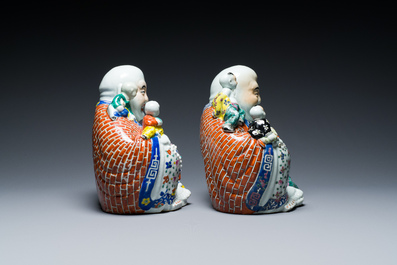 Deux Bouddhas en porcelaine de Chine famille rose, marque de Zhu Mao Ji Zao 朱茂記造, R&eacute;publique