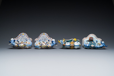 Een paar polychrome Delftse staande koeien en twee melkersgroepen, 18/19e eeuw