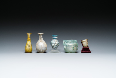 Cinq pi&egrave;ces en verrerie d'&eacute;poque romaine, 1/3&egrave;me