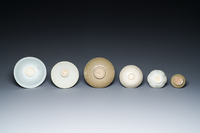 Een diverse collectie Chinees porselein en aardewerk, Song en later