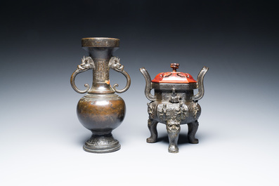 Un br&ucirc;le-parfum &agrave; d&eacute;cor d'immortels et un vase en bronze, Chine, Ming