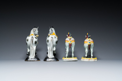 Deux paires de chevaux debout en fa&iuml;ence polychrome de Delft, 19&egrave;me