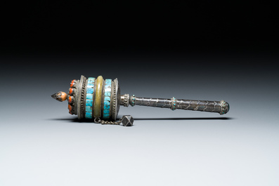Moulin &agrave; pri&egrave;res en argent avec incrustations de turquoise et de corail, Tibet, 19&egrave;me