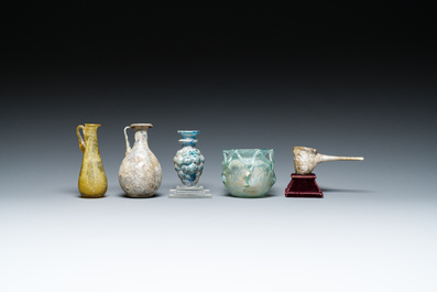 Cinq pi&egrave;ces en verrerie d'&eacute;poque romaine, 1/3&egrave;me