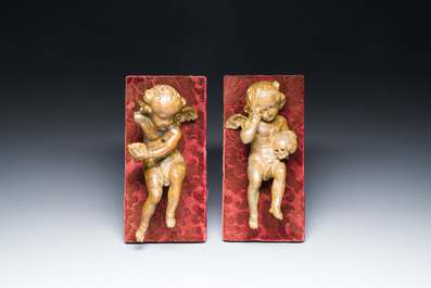 Een paar Vlaamse houten allegorische sculpturen van cherubijnen met een Vanitas schedel (De dood) en een schelpvormige kom (Het leven), 17e eeuw