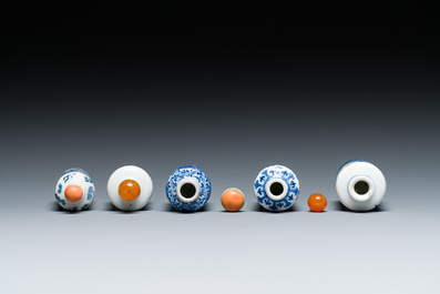 Cinq tabati&egrave;res en porcelaine de Chine en bleu et blanc, 19/20&egrave;me
