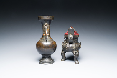 Un br&ucirc;le-parfum &agrave; d&eacute;cor d'immortels et un vase en bronze, Chine, Ming