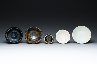 Een diverse collectie Chinees porselein en aardewerk, Song en later
