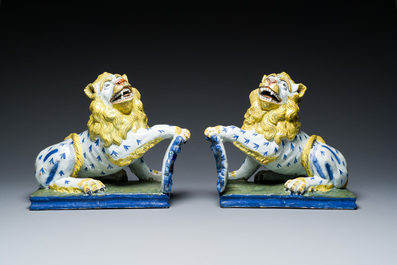 Een paar polychrome Franse aardewerken leeuwen met gemonogrammeerd schild, wellicht Rouen,18/19e eeuw