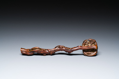 Un sceptre ruyi en buis sculpt&eacute; et une bo&icirc;te couverte en laque rouge de forme carr&eacute;e, marque de Wanli, 19/20&egrave;me