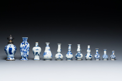 Onze vases miniatures en porcelaine de Chine en bleu et blanc, Kangxi