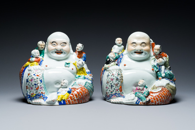 Deux Bouddhas en porcelaine de Chine famille rose, marque de Zhu Mao Ji Zao 朱茂記造, R&eacute;publique