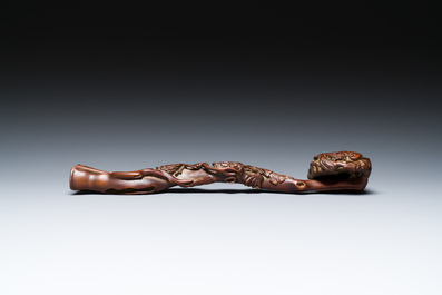 Un sceptre ruyi en buis sculpt&eacute; et une bo&icirc;te couverte en laque rouge de forme carr&eacute;e, marque de Wanli, 19/20&egrave;me