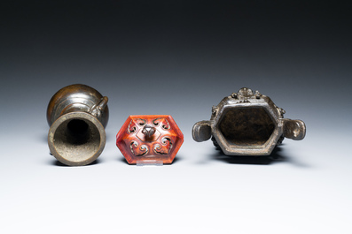 Un br&ucirc;le-parfum &agrave; d&eacute;cor d'immortels et un vase en bronze, Chine, Ming