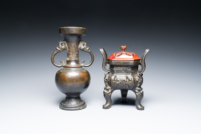 Un br&ucirc;le-parfum &agrave; d&eacute;cor d'immortels et un vase en bronze, Chine, Ming
