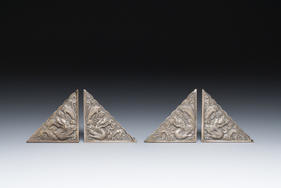Une prise de parasol et quatre &eacute;l&eacute;ments d'encadrement en argent &agrave; d&eacute;cor de dragons, Chine, 19&egrave;me