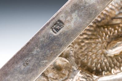 Une prise de parasol et quatre &eacute;l&eacute;ments d'encadrement en argent &agrave; d&eacute;cor de dragons, Chine, 19&egrave;me